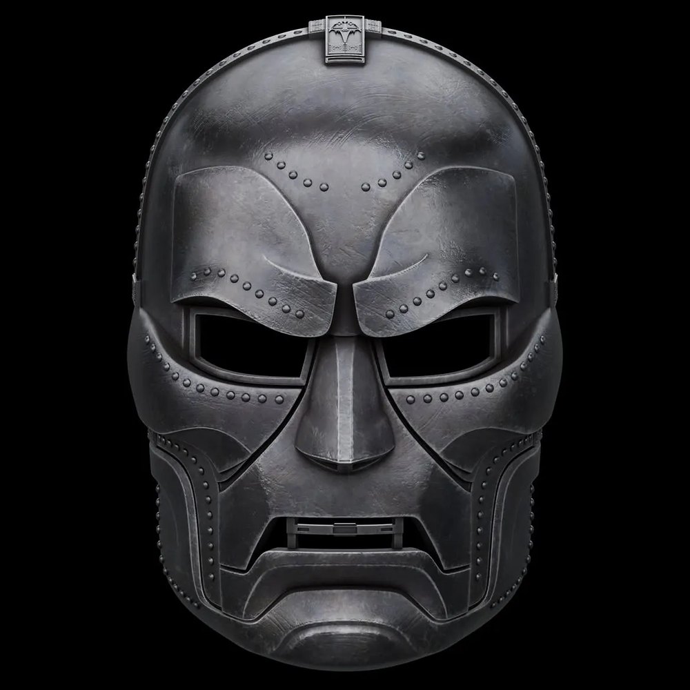 Máscara de Doctor Doom de tamaño real, con remaches y acabado de metal gastado